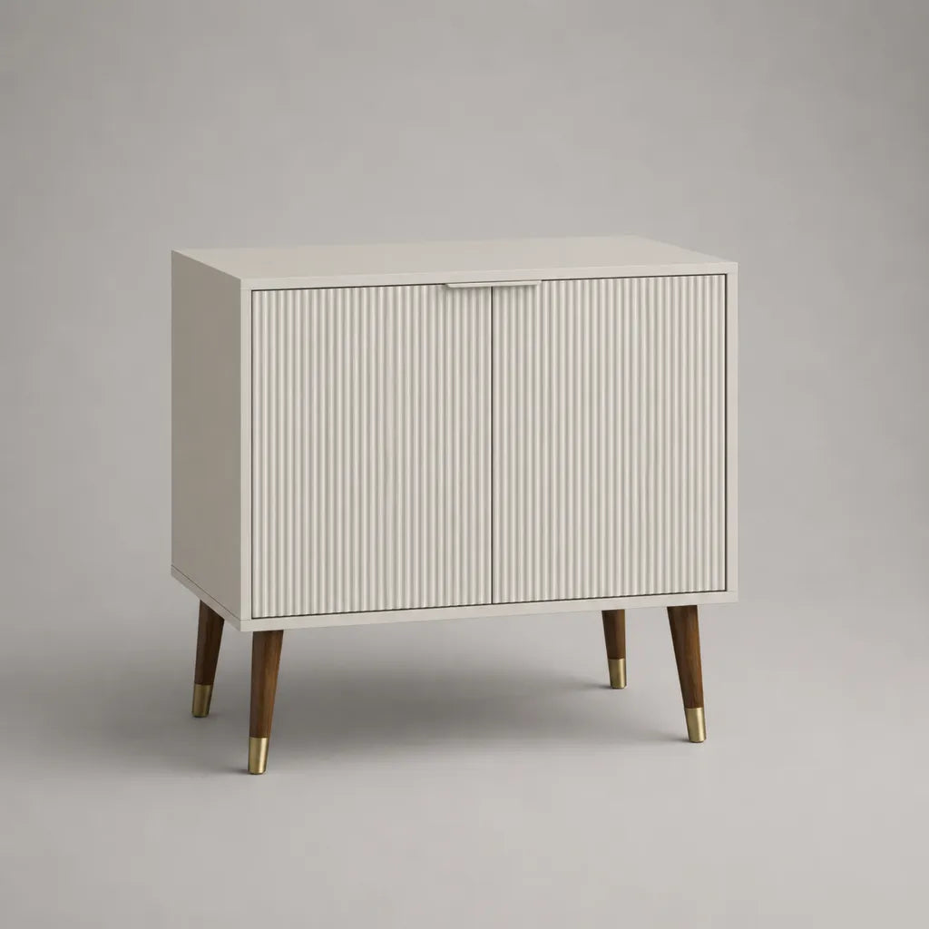Rechteckiges Sideboard mit 2 Türen und Rillenfront aus MDF und Kautschukholz, Weiß/Braun/Messingfarben, 90 × 40 × 85 cm